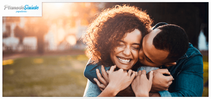 casal feliz se abraçando - apaixonados